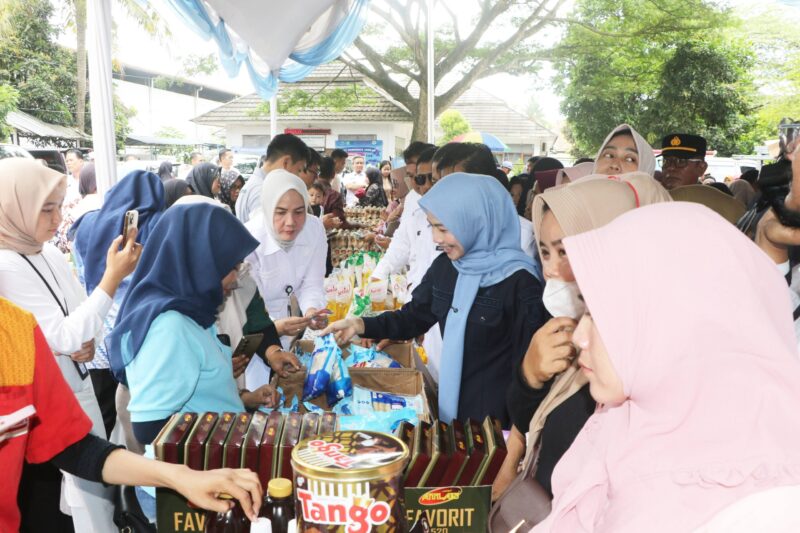 Buka Bazar Murah, Bupati Serang Ratu Zakiyah Pastikan Stok Pangan Selama Ramadhan Aman