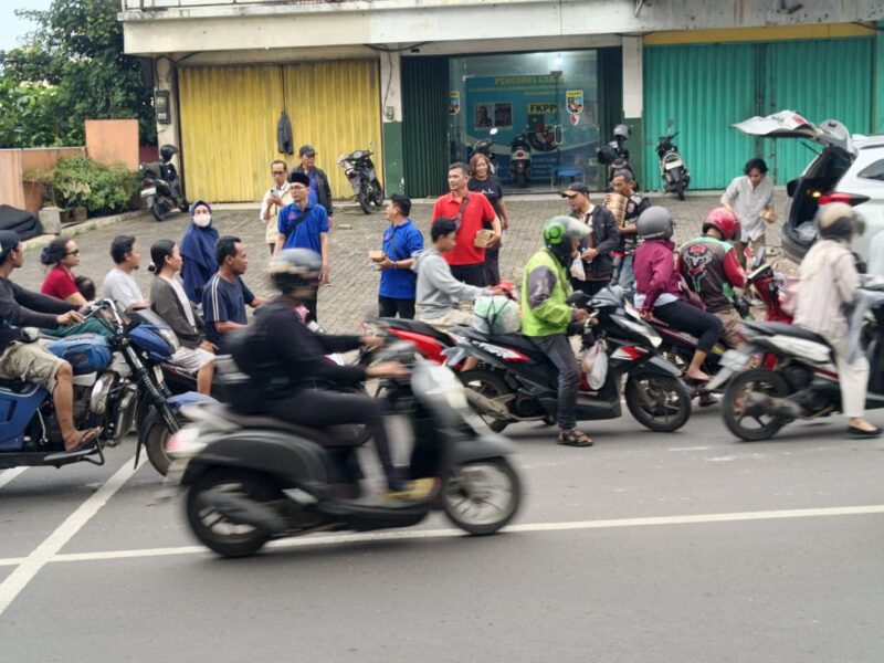 SMSI Tangsel Bagikan Takjil Kepada Pengguna Jalan