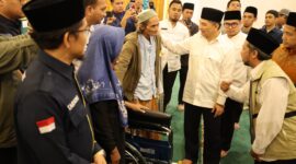 Wagub Banten Beri Bantuan Tongkat Kepada Andri 