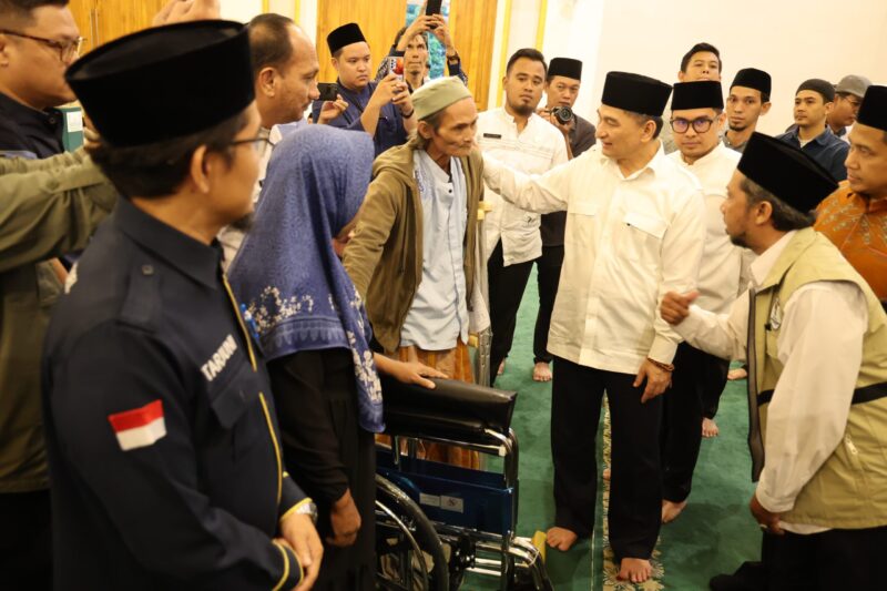 Wagub Banten Beri Bantuan Tongkat Kepada Andri 