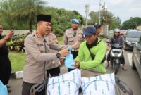 Ramadan Penuh Berkah, Kapolrestro Tangerang Kota Turun Langsung Bagikan Takjil untuk Pejuang Jalanan