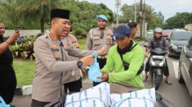 Ramadan Penuh Berkah, Kapolrestro Tangerang Kota Turun Langsung Bagikan Takjil untuk Pejuang Jalanan