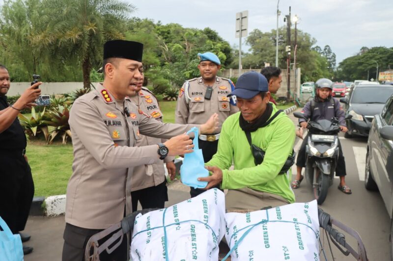 Ramadan Penuh Berkah, Kapolrestro Tangerang Kota Turun Langsung Bagikan Takjil untuk Pejuang Jalanan