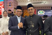 Wali Kota Tangerang Sachrudin dan Wakil Ketua Fraksi PKB Tasril Jamal berfoto bersama seusai sidang Paripurna dalam rangka HUT Ke-33 Kota Tangerang di gedung DPRD Kota Tangerang, Sabtu (28/12/2026).