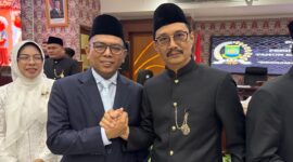 Wali Kota Tangerang Sachrudin dan Wakil Ketua Fraksi PKB Tasril Jamal berfoto bersama seusai sidang Paripurna dalam rangka HUT Ke-33 Kota Tangerang di gedung DPRD Kota Tangerang, Sabtu (28/12/2026).