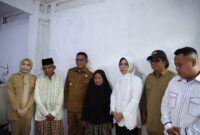 Gubernur Banten Safari Ramadan di Cinangka, Serahkan Kunci Rumah Baru untuk Warga