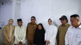 Gubernur Banten Safari Ramadan di Cinangka, Serahkan Kunci Rumah Baru untuk Warga
