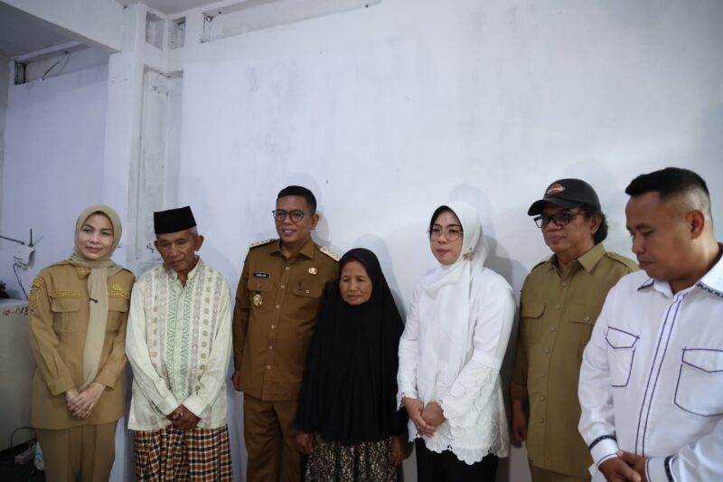 Gubernur Banten Safari Ramadan di Cinangka, Serahkan Kunci Rumah Baru untuk Warga
