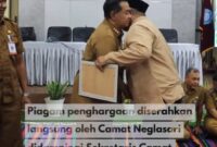 Camat Neglasari Iwan Mulyawan Memberikan Piagam Perhargaan Kepada Pegawai Purnabakti