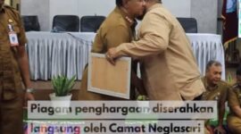 Camat Neglasari Iwan Mulyawan Memberikan Piagam Perhargaan Kepada Pegawai Purnabakti
