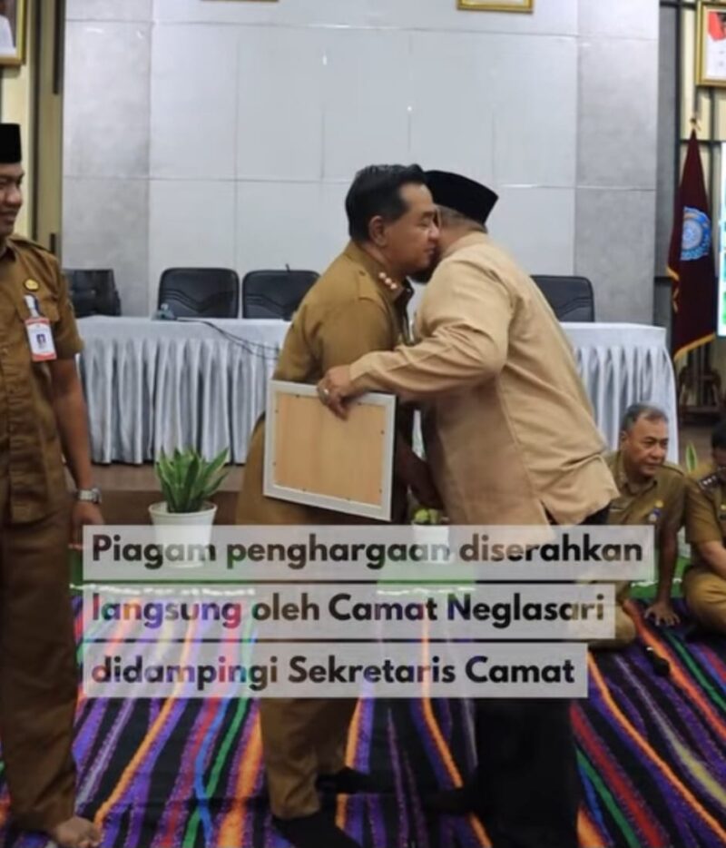 Camat Neglasari Iwan Mulyawan Memberikan Piagam Perhargaan Kepada Pegawai Purnabakti