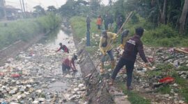 Gerak Cepat Pemkab Serang Bersihkan Sampah di Kali Tirtayasa