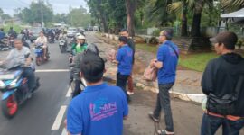 Minggu Ketiga, SMSI Tangsel Bagikan Seratus Paket Takjil untuk Ojol dan Pengguna Jalan Depan Balaikota Tangsel