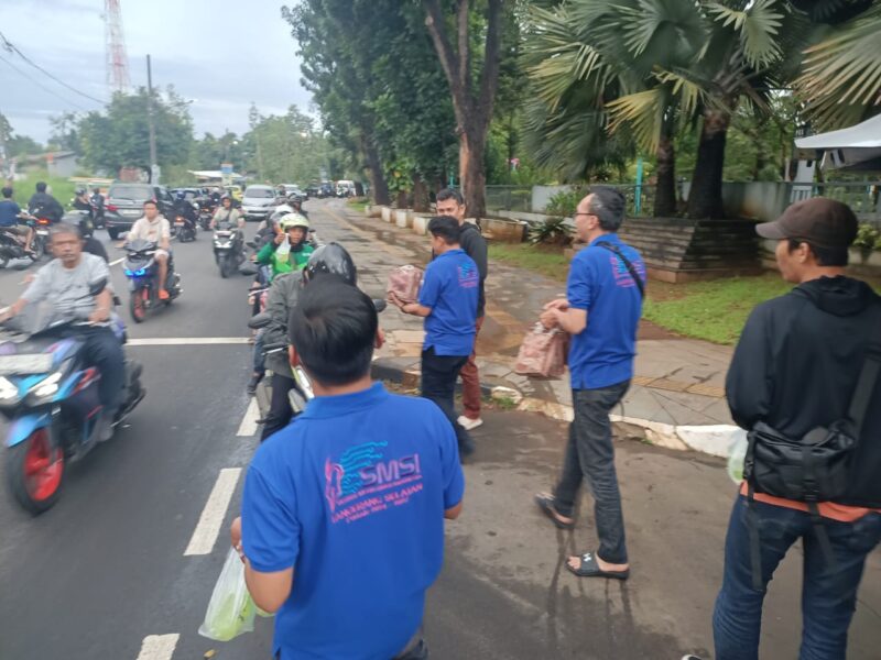 Minggu Ketiga, SMSI Tangsel Bagikan Seratus Paket Takjil untuk Ojol dan Pengguna Jalan Depan Balaikota Tangsel