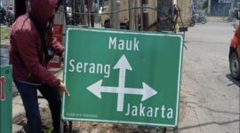 Mudik Lebaran, Rambu Petunjuk Jalan Portable Dipasang di Sejumlah Ruas Kota Tangerang.