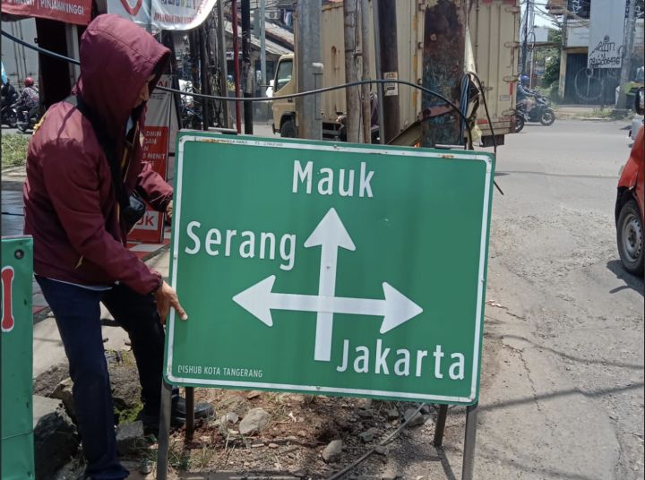 Mudik Lebaran, Rambu Petunjuk Jalan Portable Dipasang di Sejumlah Ruas Kota Tangerang.