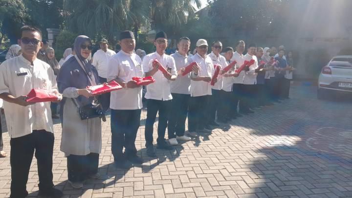 Kecamatan Karawaci Gelar Gerakan Indonesia Asri dan Bagikan Bendera Merah Putih