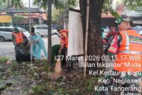 TNI Peduli Lingkungan, Satgas Sampah Bersama Warga Bersihkan Sampah