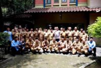 Wali Kota Sachrudin didampingi Wakil Wali Kota Tangerang, H. Maryono Hasan beserta Sekda, juga jajaran kepala dinas lainnya melanjutkan silaturahmi ke kediaman para wali kota tangerang terdahulu pada suasana penuh kehangatan Idulfitri. Sumber : Prokopim Kota Tangerang