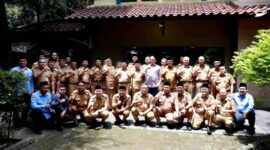 Wali Kota Sachrudin didampingi Wakil Wali Kota Tangerang, H. Maryono Hasan beserta Sekda, juga jajaran kepala dinas lainnya melanjutkan silaturahmi ke kediaman para wali kota tangerang terdahulu pada suasana penuh kehangatan Idulfitri. Sumber : Prokopim Kota Tangerang