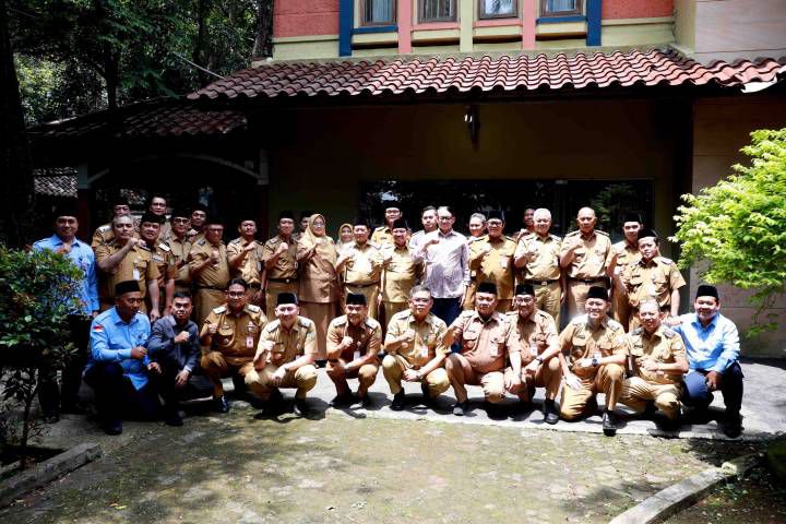 Wali Kota Sachrudin didampingi Wakil Wali Kota Tangerang, H. Maryono Hasan beserta Sekda, juga jajaran kepala dinas lainnya melanjutkan silaturahmi ke kediaman para wali kota tangerang terdahulu pada suasana penuh kehangatan Idulfitri. Sumber : Prokopim Kota Tangerang