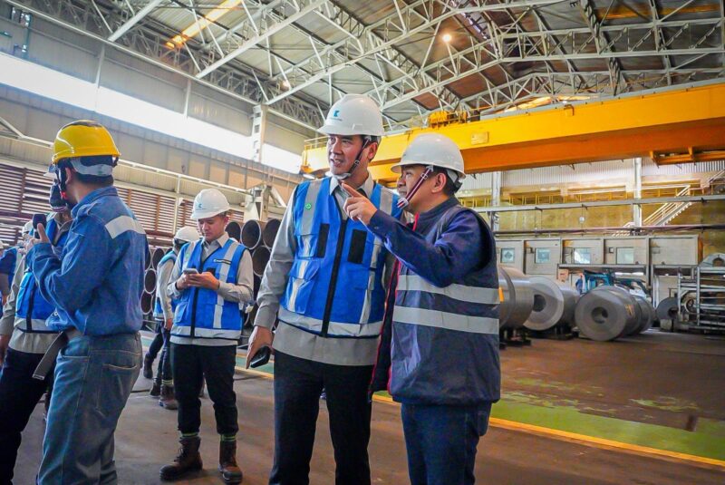 Direktur Utama Krakatau Steel Dr. Akbar Djohan bersama Komisi VI DPR RI, Danantara, dan BP BUMN meninjau fasilitas produksi Krakatau Steel di Cilegon.
