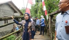 Bupati Serang Ratu Rachmatuzakiyah, bersama Asda II Febriyanto, Kepala DPUPR Mochamad Ronny Natadipradja, Plt. Kepala BPKAD Agus Firdaus, dan perwakilan Pemerintah Provinsi (Pemprov) Banten lainya, juga jajaran OJK, sedang melakukan peninjauan Jembatan Cikotak, Kec. Pandaricang. (9/4/26)