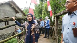 Bupati Serang Ratu Rachmatuzakiyah, bersama Asda II Febriyanto, Kepala DPUPR Mochamad Ronny Natadipradja, Plt. Kepala BPKAD Agus Firdaus, dan perwakilan Pemerintah Provinsi (Pemprov) Banten lainya, juga jajaran OJK, sedang melakukan peninjauan Jembatan Cikotak, Kec. Pandaricang. (9/4/26)