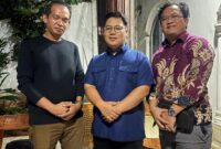 Ketua Karang Taruna Kota Bau Bau, Aidin, ST (kiri), bersama Ketua Karang Taruna Kota Tangerang, Aditya Pratama (tengah), dan Ketua Karang Taruna Kelurahan Karang Sari, Rd. Dzikry Ahmad (kanan), saat kegiatan silaturahmi di Kota Tangerang, Provinsi Banten, Kamis (9/4/2026).