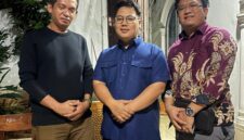 Ketua Karang Taruna Kota Bau Bau, Aidin, ST (kiri), bersama Ketua Karang Taruna Kota Tangerang, Aditya Pratama (tengah), dan Ketua Karang Taruna Kelurahan Karang Sari, Rd. Dzikry Ahmad (kanan), saat kegiatan silaturahmi di Kota Tangerang, Provinsi Banten, Kamis (9/4/2026).