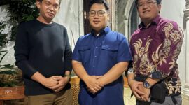 Ketua Karang Taruna Kota Bau Bau, Aidin, ST (kiri), bersama Ketua Karang Taruna Kota Tangerang, Aditya Pratama (tengah), dan Ketua Karang Taruna Kelurahan Karang Sari, Rd. Dzikry Ahmad (kanan), saat kegiatan silaturahmi di Kota Tangerang, Provinsi Banten, Kamis (9/4/2026).