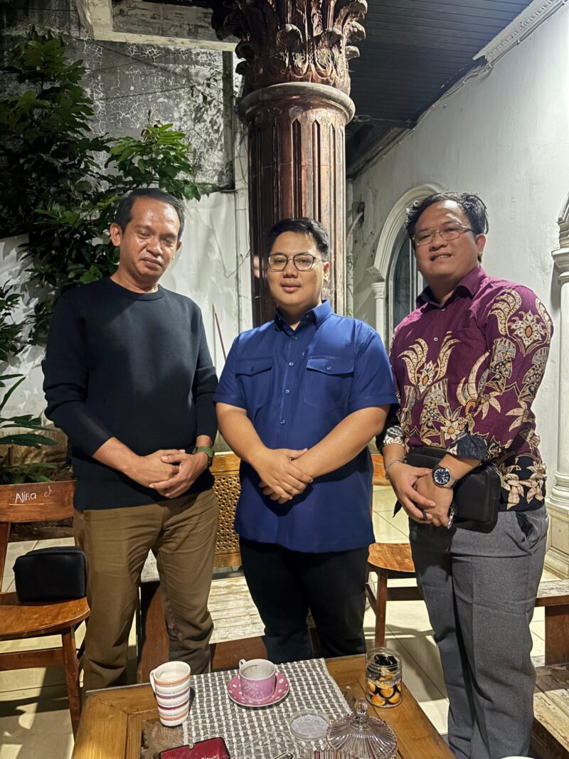 Ketua Karang Taruna Kota Bau Bau, Aidin, ST (kiri), bersama Ketua Karang Taruna Kota Tangerang, Aditya Pratama (tengah), dan Ketua Karang Taruna Kelurahan Karang Sari, Rd. Dzikry Ahmad (kanan), saat kegiatan silaturahmi di Kota Tangerang, Provinsi Banten, Kamis (9/4/2026).