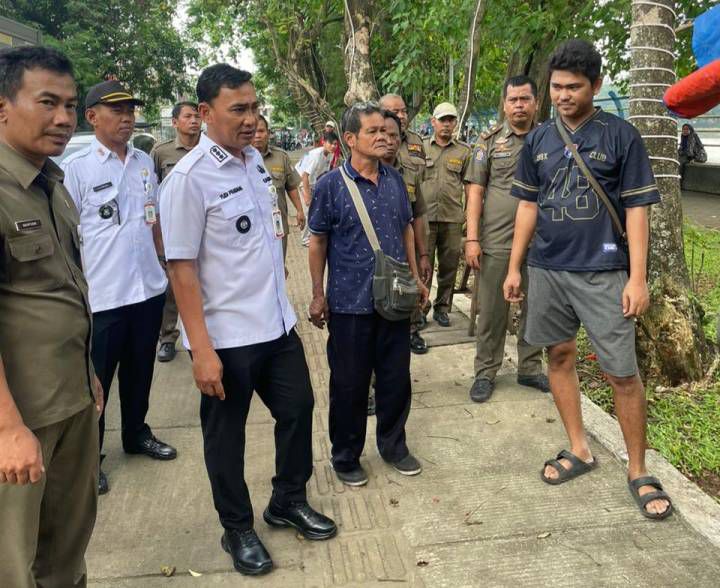 Jaga Ketertiban, Tim Gabungan Kecamatan Tangerang Tertibkan PKL di Sepanjang Cisadane