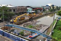 Cegah Banjir, Pemkot Tangerang Bersihkan Penyumbatan Sampah di Kali Ledug Periuk
