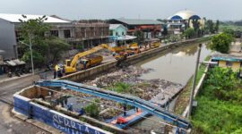 Cegah Banjir, Pemkot Tangerang Bersihkan Penyumbatan Sampah di Kali Ledug Periuk