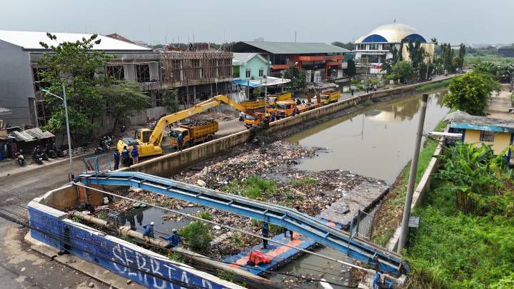 Cegah Banjir, Pemkot Tangerang Bersihkan Penyumbatan Sampah di Kali Ledug Periuk