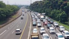 Arus Wisatawan Membludak, Jalur Puncak Terapkan One Way Siang Hari