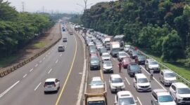 Arus Wisatawan Membludak, Jalur Puncak Terapkan One Way Siang Hari