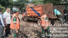 Koramil 02/Btc Bersama Warga Bersihkan Tumpukan Sampah