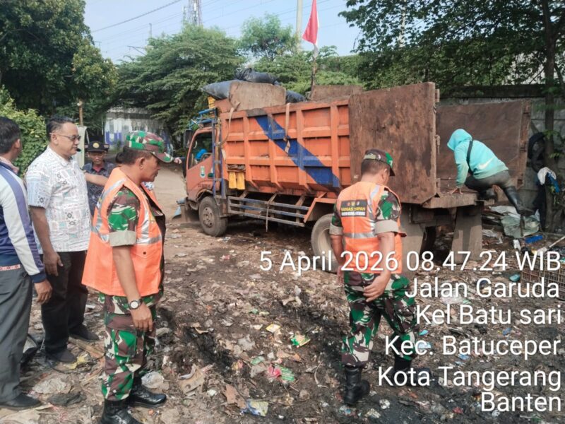 Koramil 02/Btc Bersama Warga Bersihkan Tumpukan Sampah