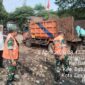 Koramil 02/Btc Bersama Warga Bersihkan Tumpukan Sampah