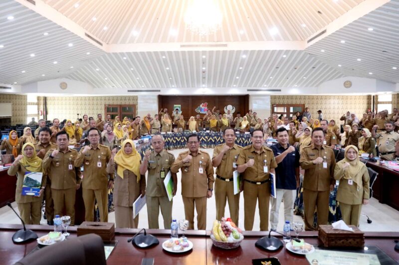 Sekda Kota Tangerang Menyerahkan 108 SK ASN massa Tugas Purna