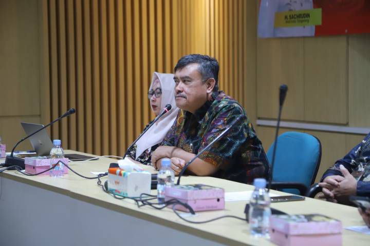 Dinas Perindakop UKM Kota Tangerang mengelar kegiatan sosialisasi penyelesaian perkara gugatan sederhana dan mediasi yang dihadiri oleh Masouki Narasumber Mahkamah Agung juga para pelaku UMKM se-Kota Tangerang. Lokasi: Aula Gedung Cisadane, Kec. Karawaci, Kota Tangerang, Provinsi Banten Kamis (9/4/26).