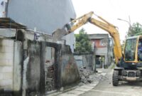 Petugas DPUPR Kota Tangerang menggunakan alat berat untuk pembongkaran bangunan di Bantaran Kali Angke, Kelurahan Pedurenan, Kecamatan Karang Tengah, Kota Tangerang, Provinsi Banten, Kamis (9/4/26)