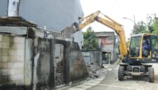 Petugas DPUPR Kota Tangerang menggunakan alat berat untuk pembongkaran bangunan di Bantaran Kali Angke, Kelurahan Pedurenan, Kecamatan Karang Tengah, Kota Tangerang, Provinsi Banten, Kamis (9/4/26)