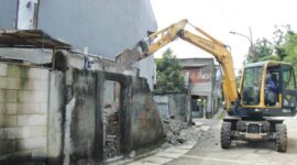 Petugas DPUPR Kota Tangerang menggunakan alat berat untuk pembongkaran bangunan di Bantaran Kali Angke, Kelurahan Pedurenan, Kecamatan Karang Tengah, Kota Tangerang, Provinsi Banten, Kamis (9/4/26)