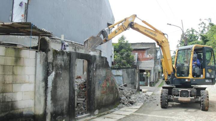 Petugas DPUPR Kota Tangerang menggunakan alat berat untuk pembongkaran bangunan di Bantaran Kali Angke, Kelurahan Pedurenan, Kecamatan Karang Tengah, Kota Tangerang, Provinsi Banten, Kamis (9/4/26)