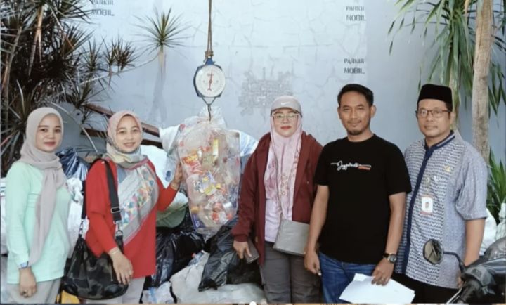 Kecamatan Karang Tengah Laksanakan Korve Jumat melalui Program Sedekah Sampah