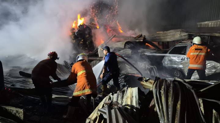 Tujuh Jam Pemadaman, Kebakaran Limbah di Jatiuwung Akhirnya Terkendali