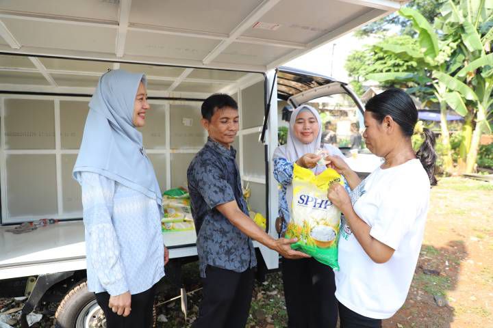 Bang SaMa Sambangi Cimone Jaya, Warga Antusias Dapatkan Beras Murah